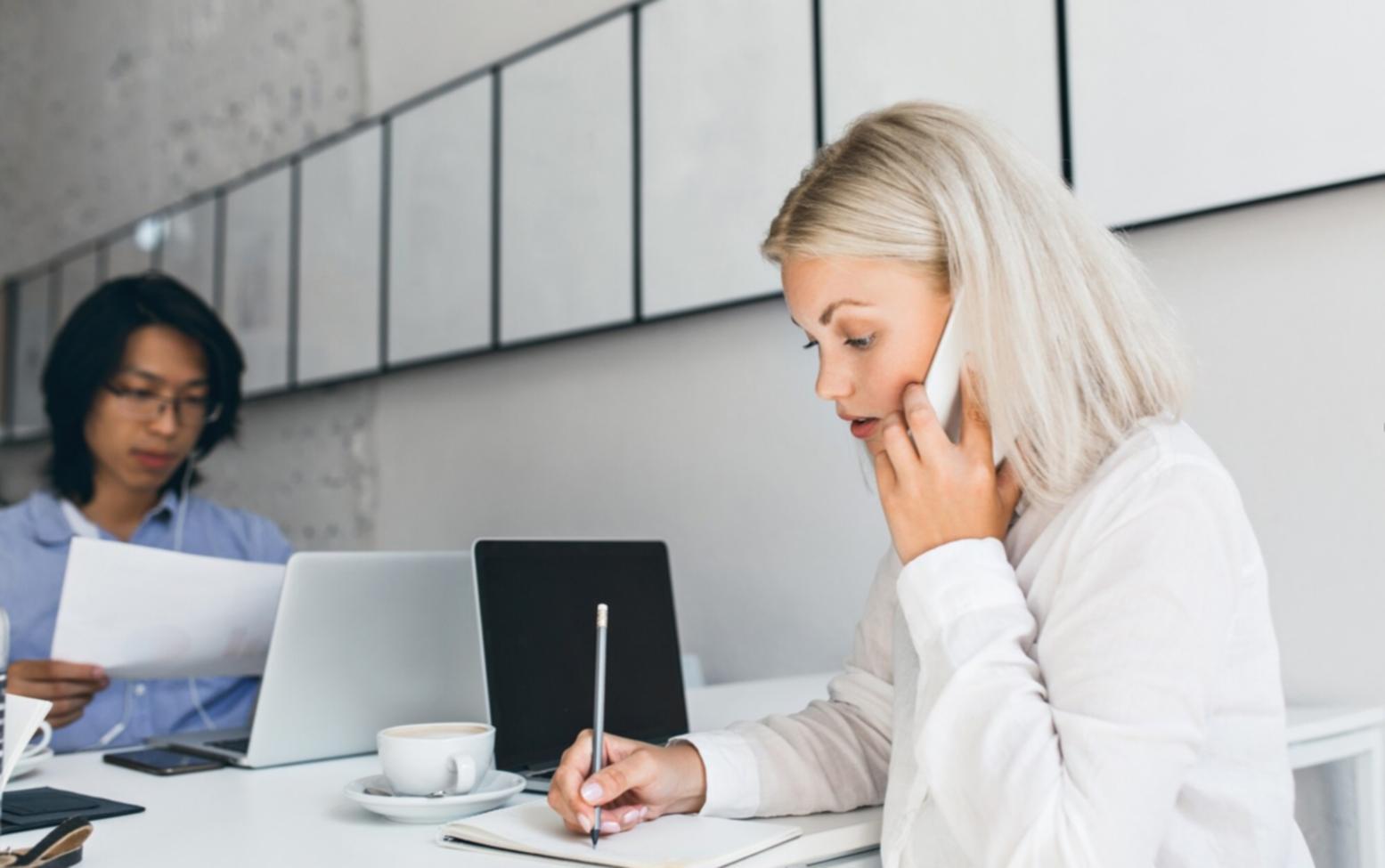 Persona organizando finanzas personales de manera práctica