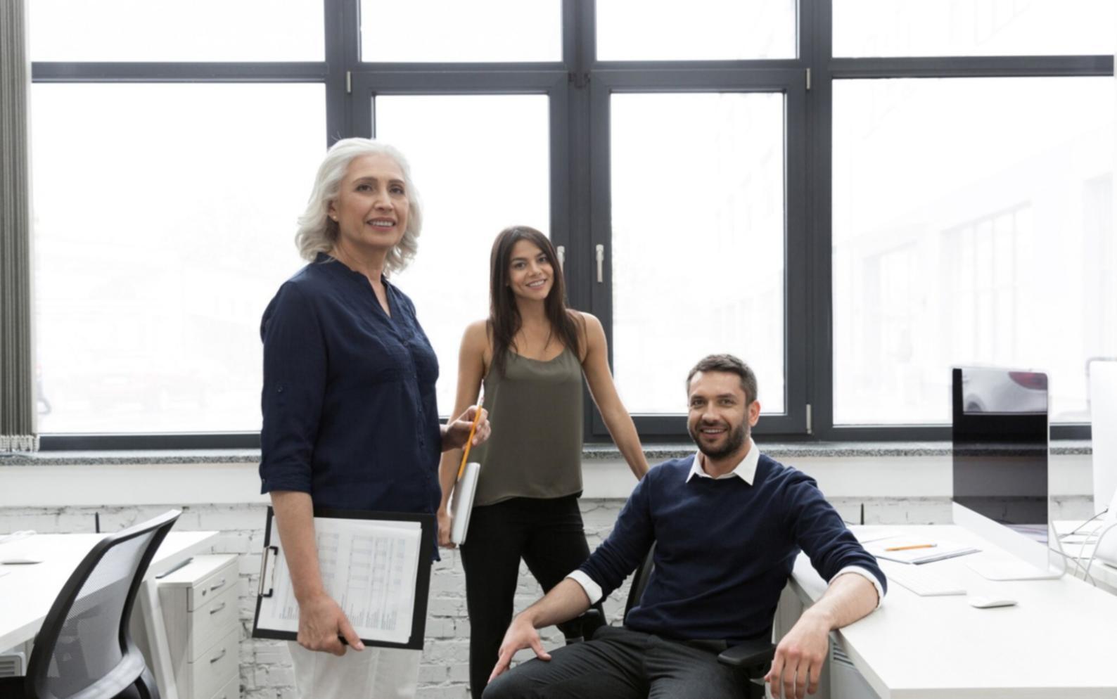 Estudiante trabajando en ejercicios prácticos de presupuesto personal